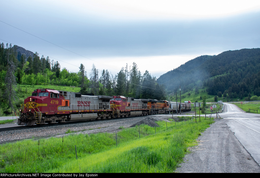 BNSF 4719 leads a grain train up Bozeman Pass